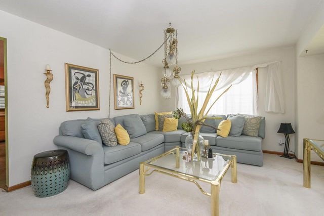 8164 W Muriel PLACE, Milwaukee, WI 53218