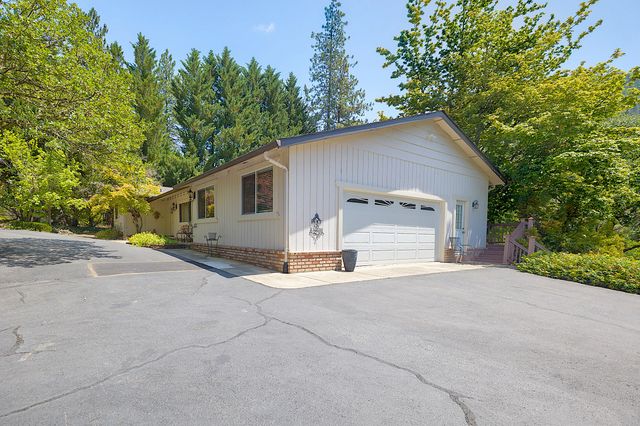 627 Carriage Road, Grants Pass, OR 97526