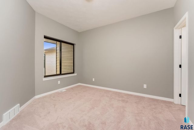 2031 S Sonoma Pl Place, Sioux Falls, SD 57106