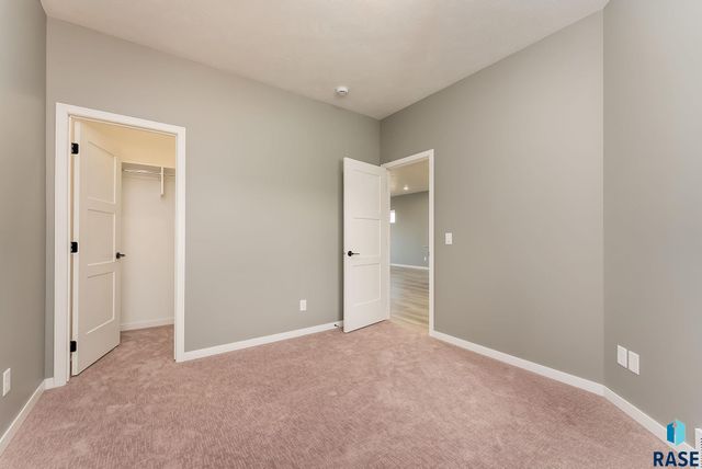 2031 S Sonoma Pl Place, Sioux Falls, SD 57106