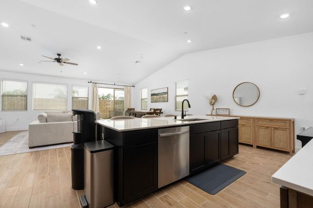 1098 Granite Drive W, Madera, CA 93636