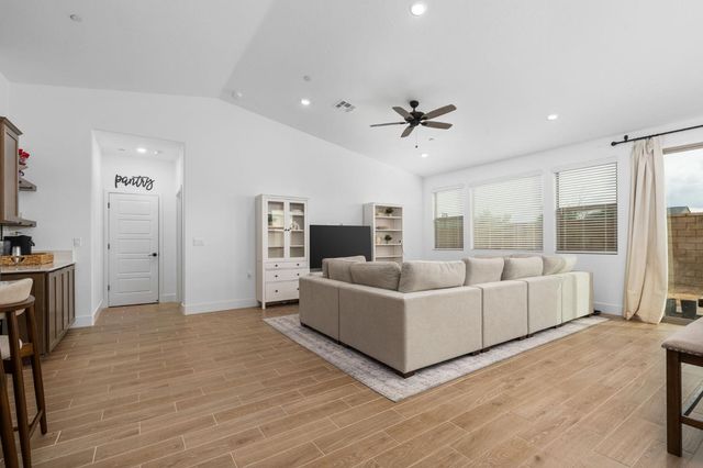 1098 Granite Drive W, Madera, CA 93636