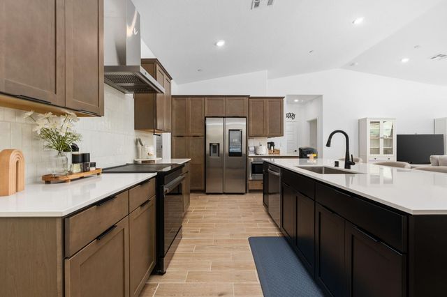 1098 Granite Drive W, Madera, CA 93636