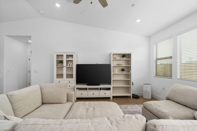 1098 Granite Drive W, Madera, CA 93636