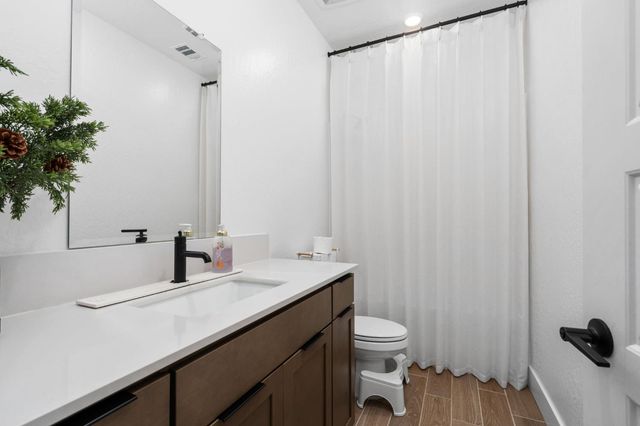 1098 Granite Drive W, Madera, CA 93636