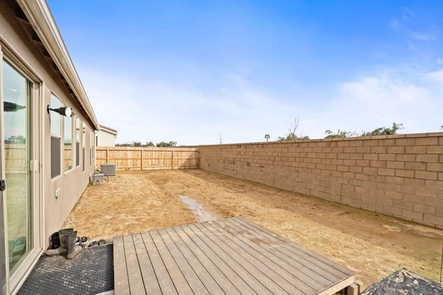 1098 Granite Drive W, Madera, CA 93636