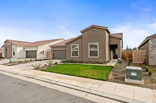 1098 Granite Drive W, Madera, CA 93636