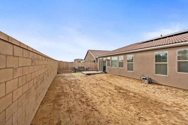 1098 Granite Drive W, Madera, CA 93636