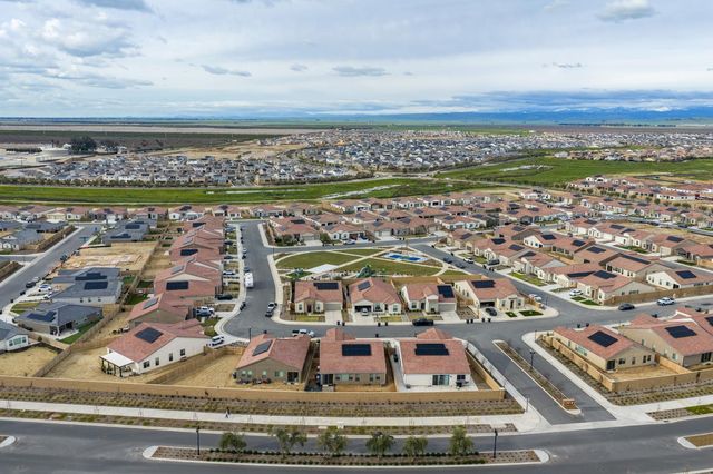 1098 Granite Drive W, Madera, CA 93636