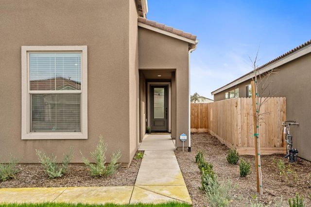 1098 Granite Drive W, Madera, CA 93636