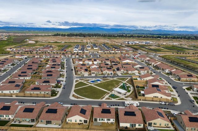 1098 Granite Drive W, Madera, CA 93636