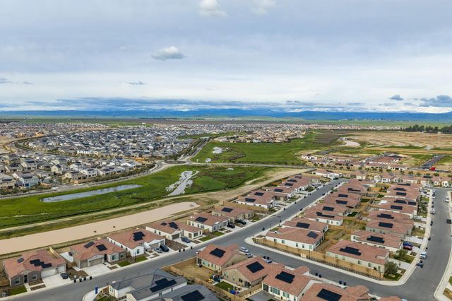 1098 Granite Drive W, Madera, CA 93636