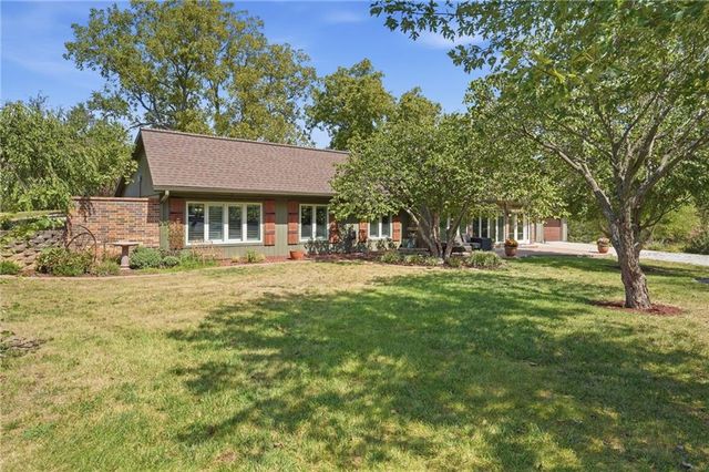 23805 S Scottsdale Drive, Peculiar, MO 64078