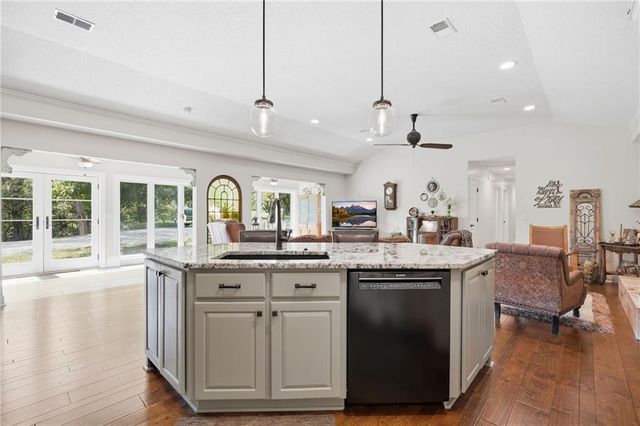 23805 S Scottsdale Drive, Peculiar, MO 64078