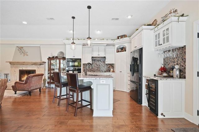 23805 S Scottsdale Drive, Peculiar, MO 64078