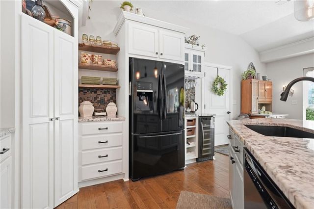 23805 S Scottsdale Drive, Peculiar, MO 64078