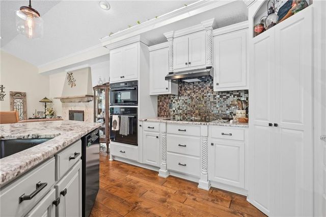 23805 S Scottsdale Drive, Peculiar, MO 64078