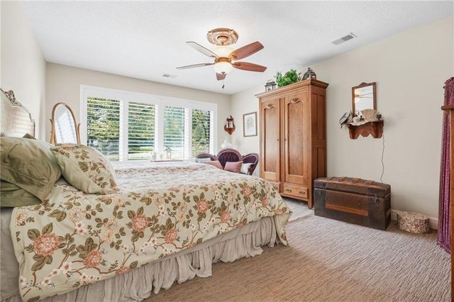 23805 S Scottsdale Drive, Peculiar, MO 64078