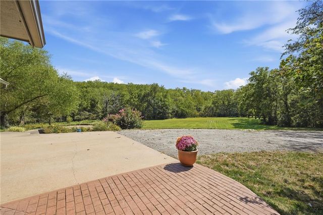 23805 S Scottsdale Drive, Peculiar, MO 64078