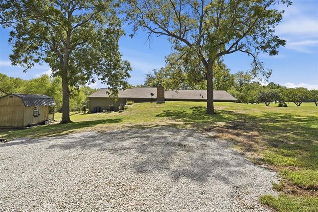 23805 S Scottsdale Drive, Peculiar, MO 64078