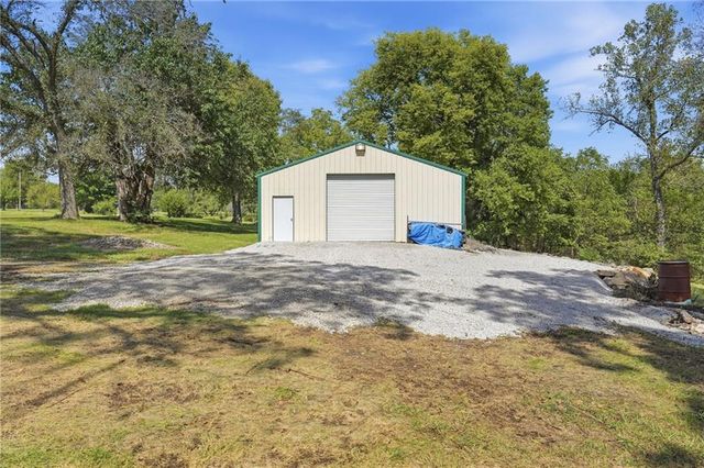 23805 S Scottsdale Drive, Peculiar, MO 64078