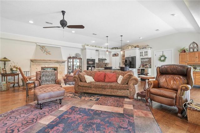 23805 S Scottsdale Drive, Peculiar, MO 64078