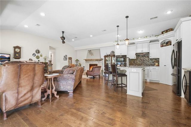 23805 S Scottsdale Drive, Peculiar, MO 64078