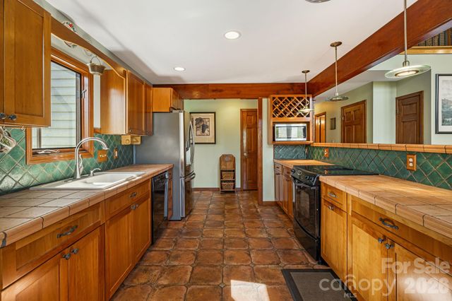 144 Hilltop Road, Black Mountain, NC 28711