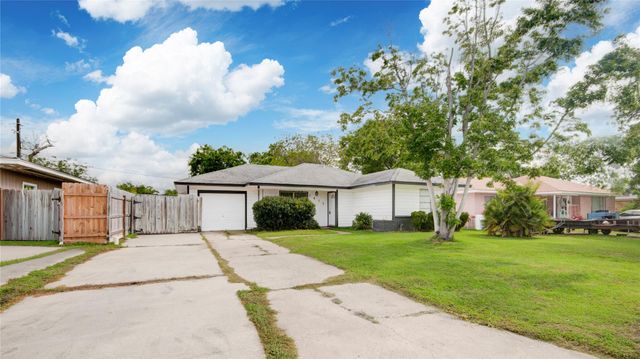 1412 W 10th Street, Freeport, TX 77541