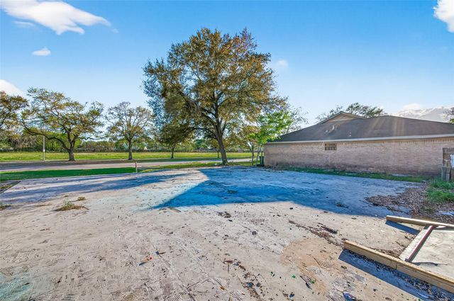 6710 W Fuqua Drive, Houston, TX 77489