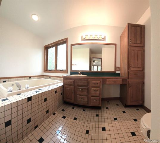448 Fairwood Road, Pinckney, MI 48169