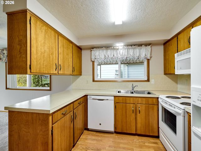 2056 KING Way, Woodburn, OR 97071