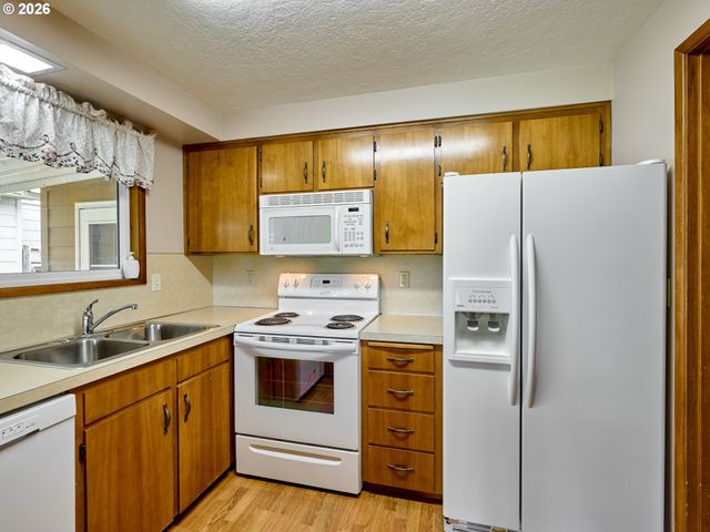 2056 KING Way, Woodburn, OR 97071