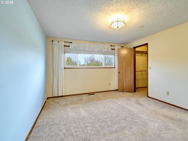 2056 KING Way, Woodburn, OR 97071