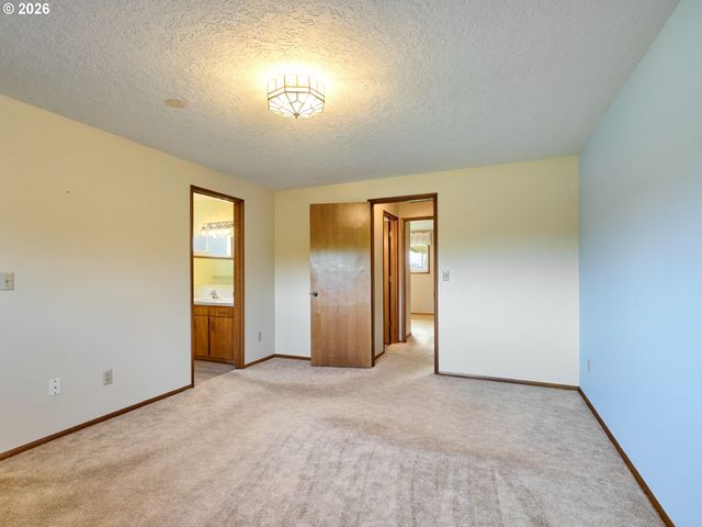 2056 KING Way, Woodburn, OR 97071