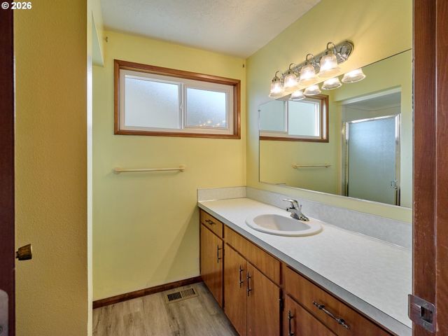 2056 KING Way, Woodburn, OR 97071