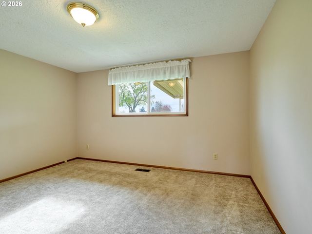 2056 KING Way, Woodburn, OR 97071