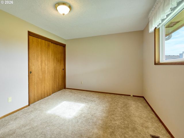 2056 KING Way, Woodburn, OR 97071