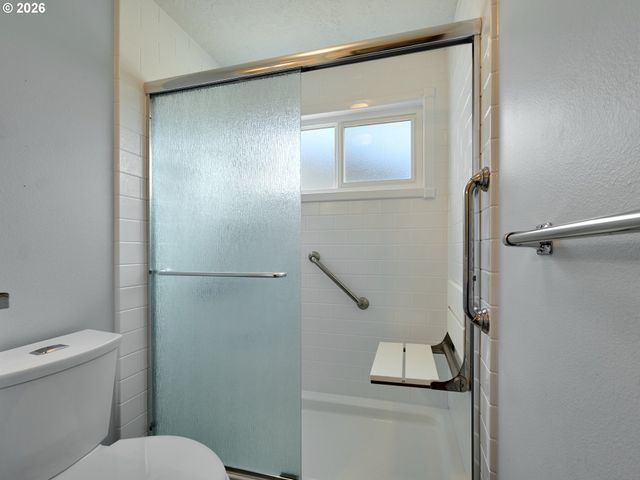 2056 KING Way, Woodburn, OR 97071