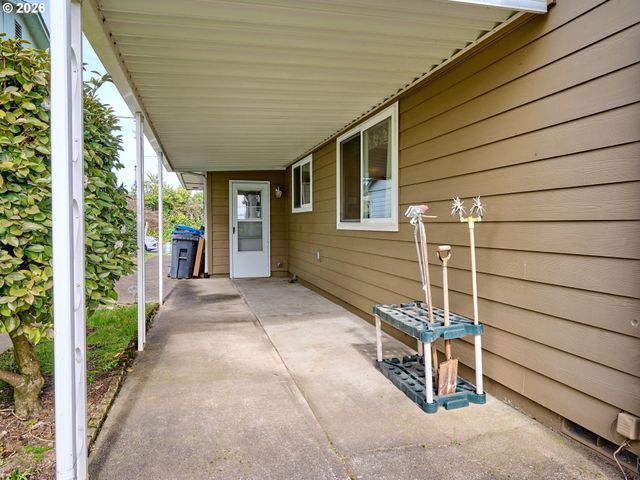 2056 KING Way, Woodburn, OR 97071