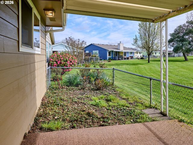 2056 KING Way, Woodburn, OR 97071