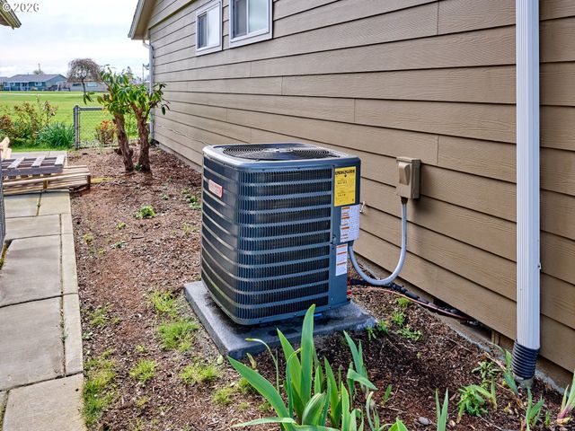 2056 KING Way, Woodburn, OR 97071