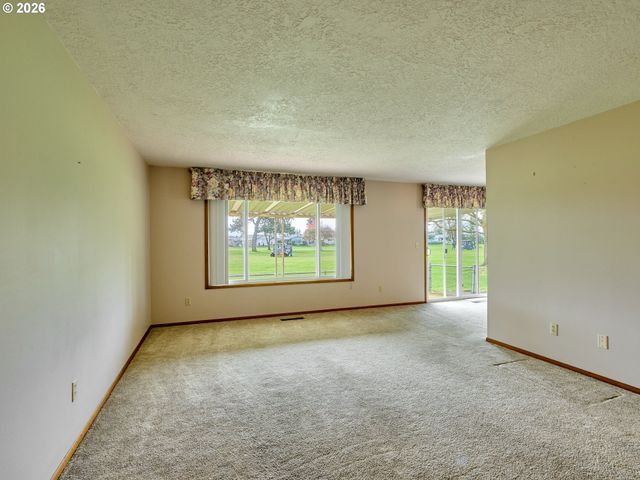 2056 KING Way, Woodburn, OR 97071