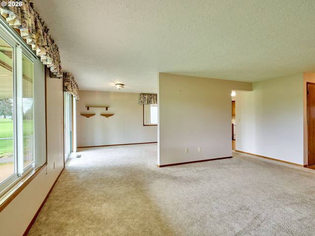 2056 KING Way, Woodburn, OR 97071