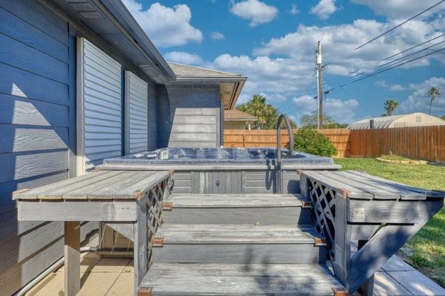 1530 Windy Oaks Dr, Aransas Pass, TX 78336