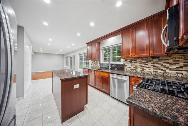 18073 W Stockton Court, Gurnee, IL 60031
