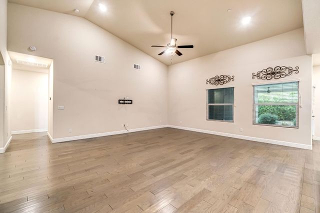 462 S Crescent Lane, Madera, CA 93636