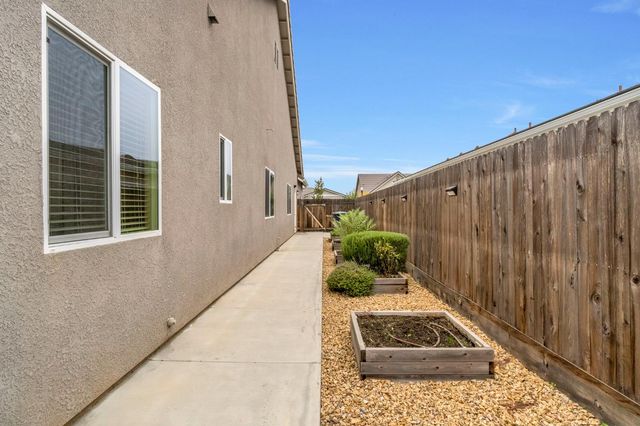 462 S Crescent Lane, Madera, CA 93636