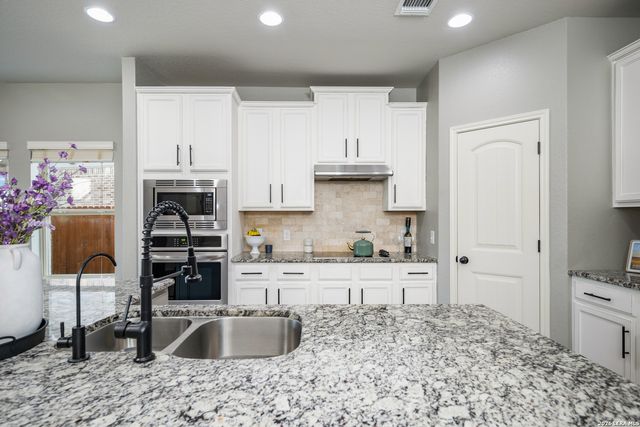 1382 Shadow Rock, New Braunfels, TX 78130