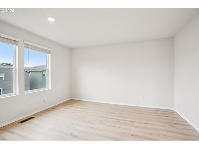 1302 W LARSEN Dr, La Center, WA 98629